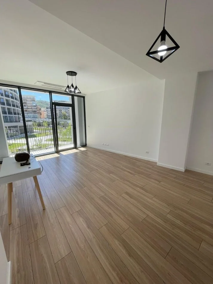 Tirane, jepet me qera zyre Kati 1, 70 m² 1.000 € (Lake vew)