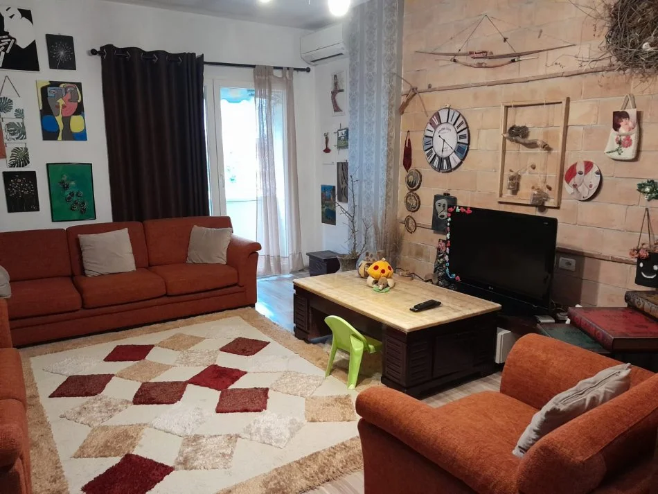 Tirane, jepet me qera apartament 2+1+Ballkon Kati 3, 95 m² 600 € (Komuna e Parisit)