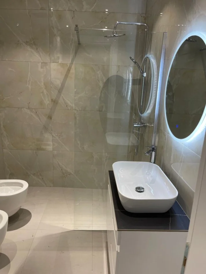 Tirane, jepet me qera zyre Kati 1, 70 m² 1.000 € (Lake vew)