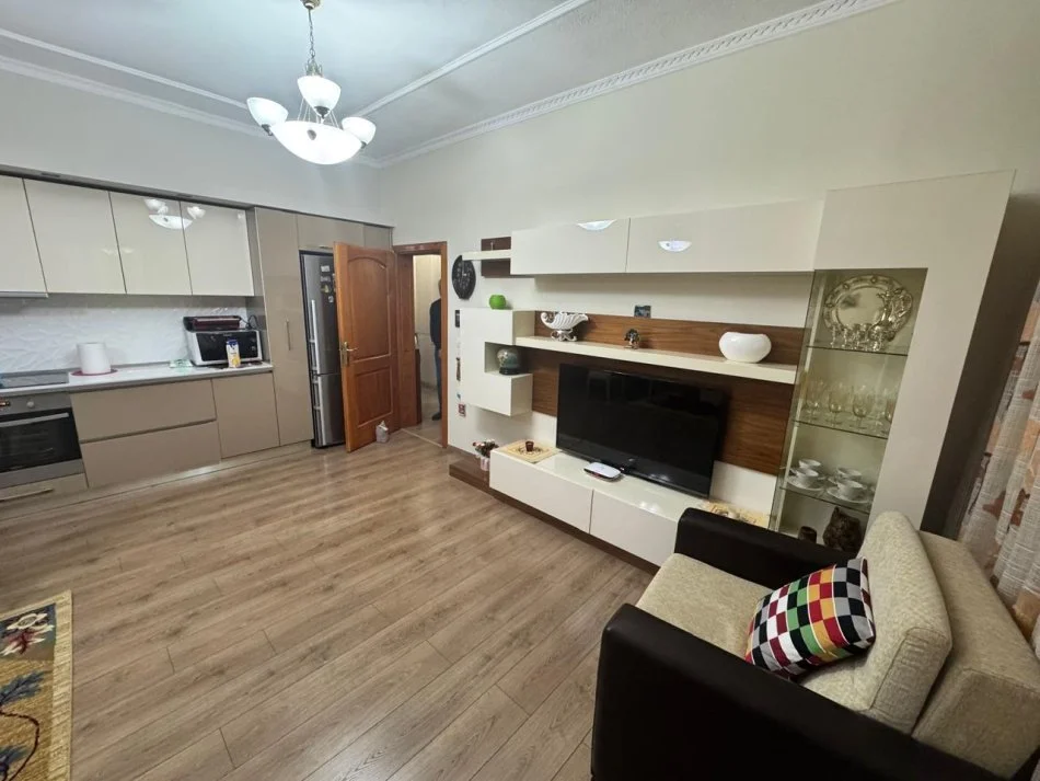 Tirane, jepet me qera apartament 2+1 Kati 5, 75 m² 600 € (Don bosko)