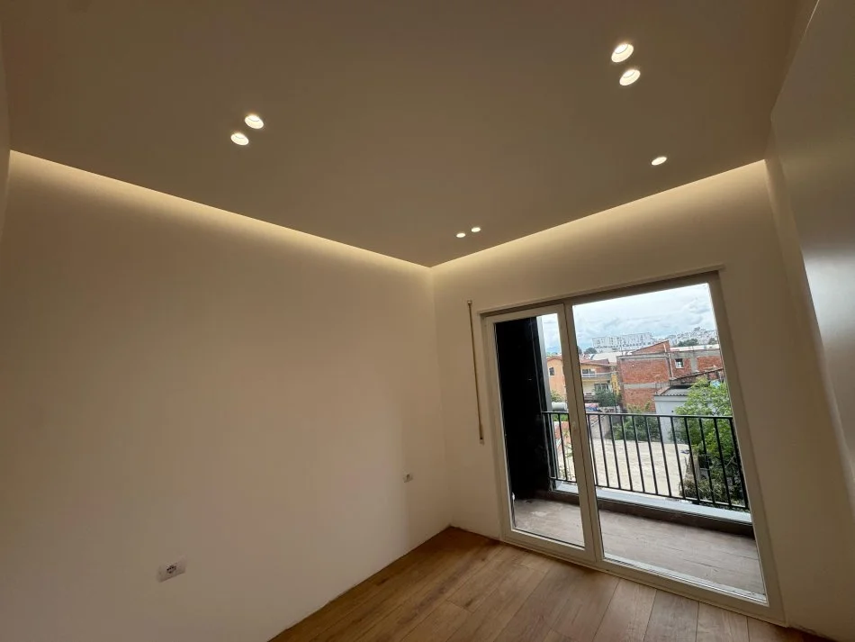 Tirane, jepet me qera apartament 2+1 Kati 3, 110 m² 700 € (Perballe amerikan 3)