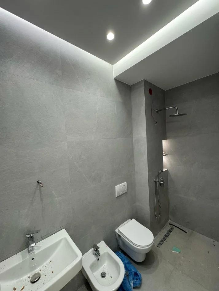 Tirane, jepet me qera apartament 2+1 Kati 3, 110 m² 700 € (Perballe amerikan 3)