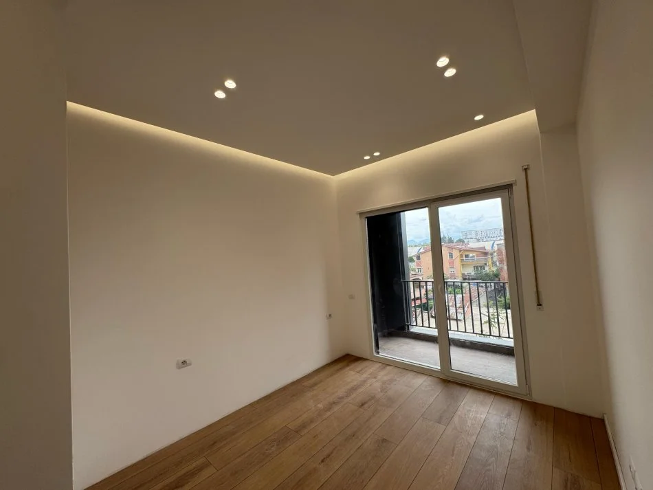 Tirane, jepet me qera apartament 2+1 Kati 3, 110 m² 700 € (Perballe amerikan 3)