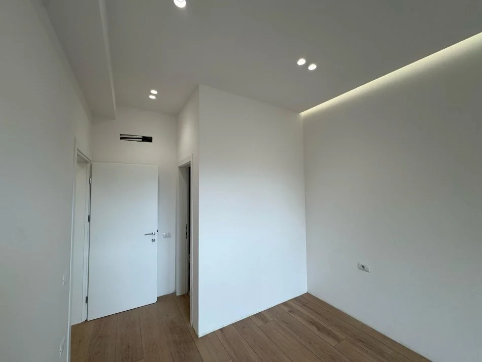 Tirane, jepet me qera apartament 2+1 Kati 3, 110 m² 700 € (Perballe amerikan 3)