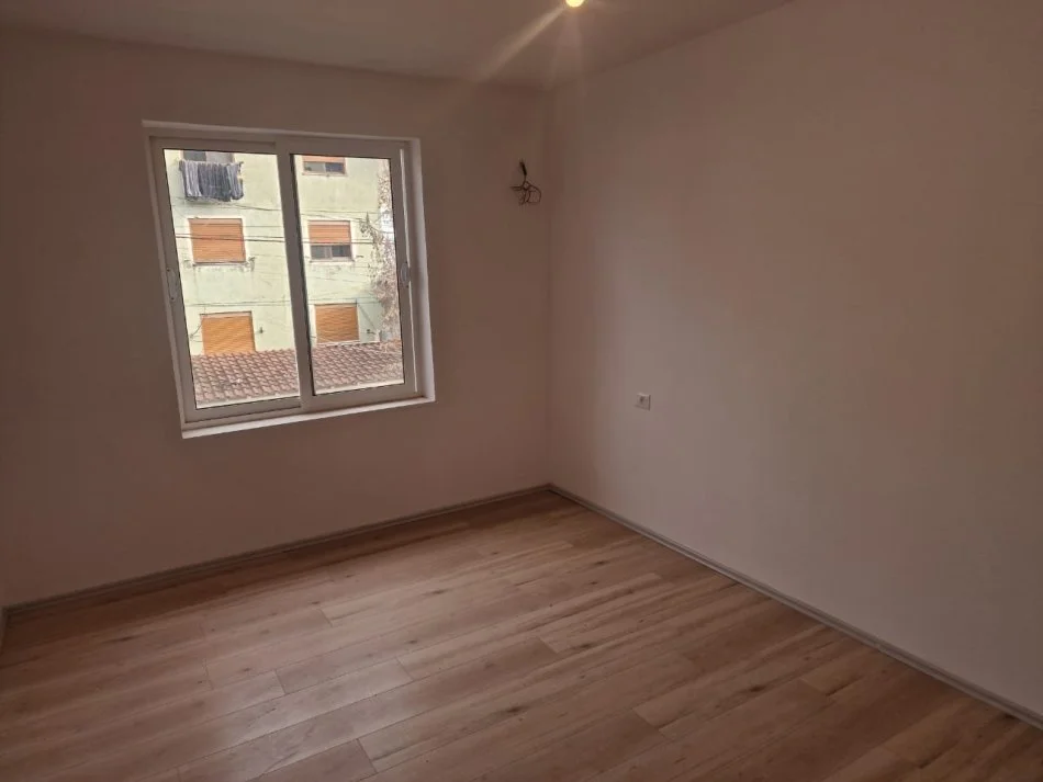 Tirane, shitet apartament 1+1 Kati 2, 52 m² 45.000 € (Yrshek)