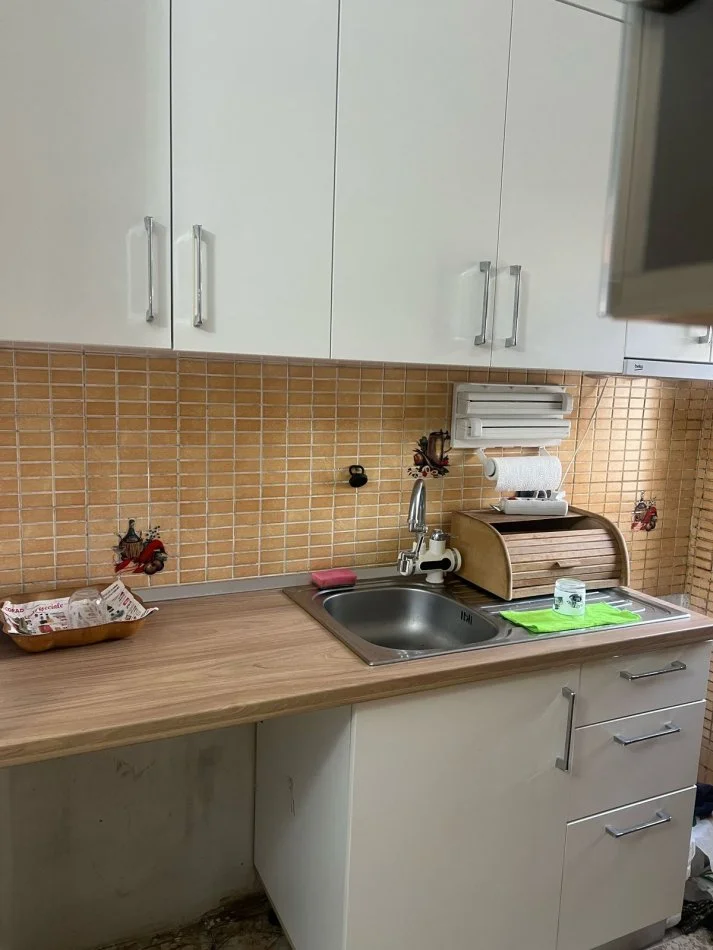 Tirane, jepet me qera apartament 1+1+Ballkon Kati 1, 45 m² 450 € (Rruga fortuzi)