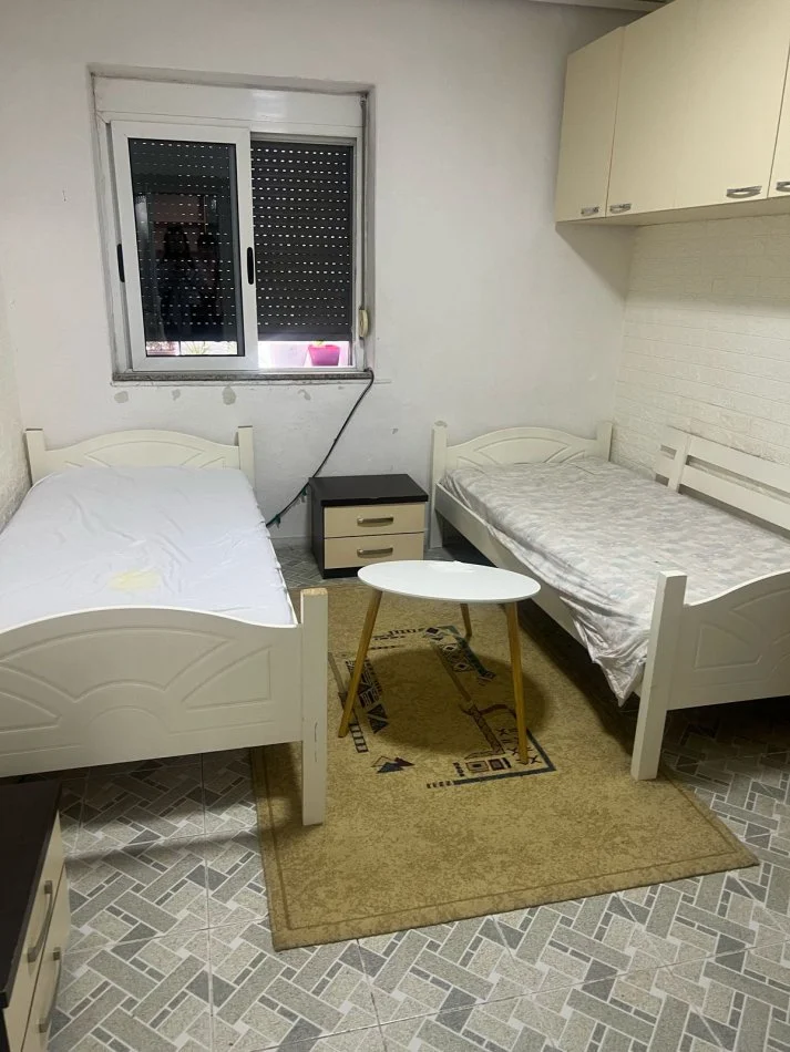 Tirane, jepet me qera apartament 1+1+Ballkon Kati 1, 45 m² 450 € (Rruga fortuzi)