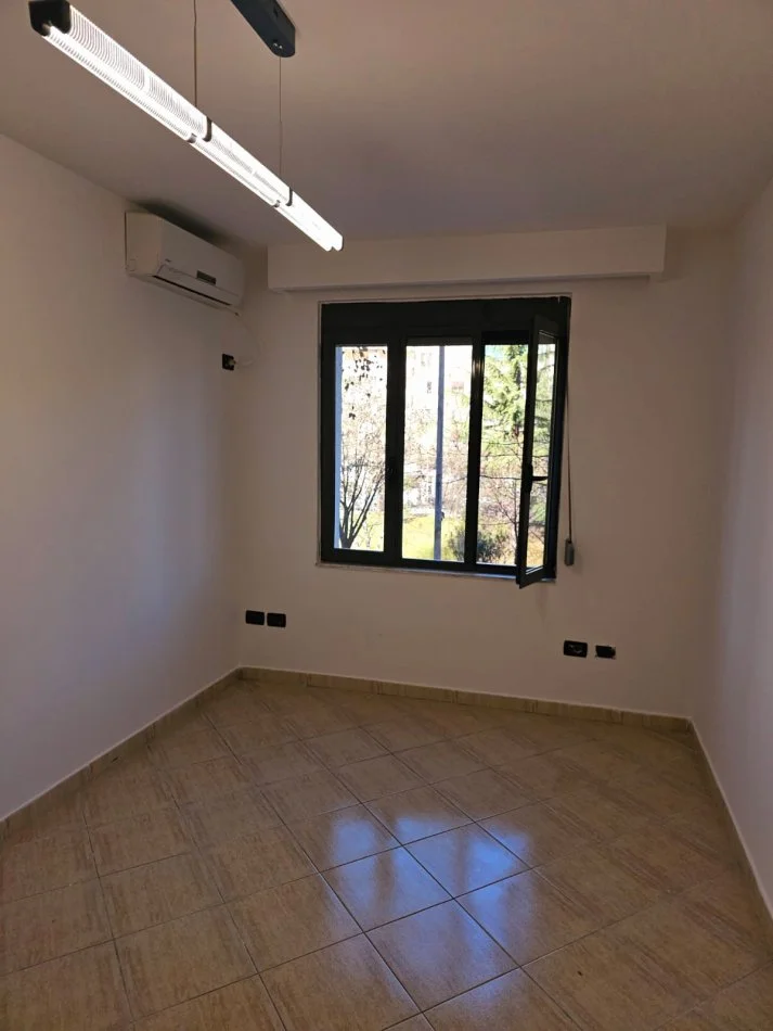 Tirane, jepet me qera zyre Kati 2, 50 m² 500 € (RRUGA E ELBASANIT)