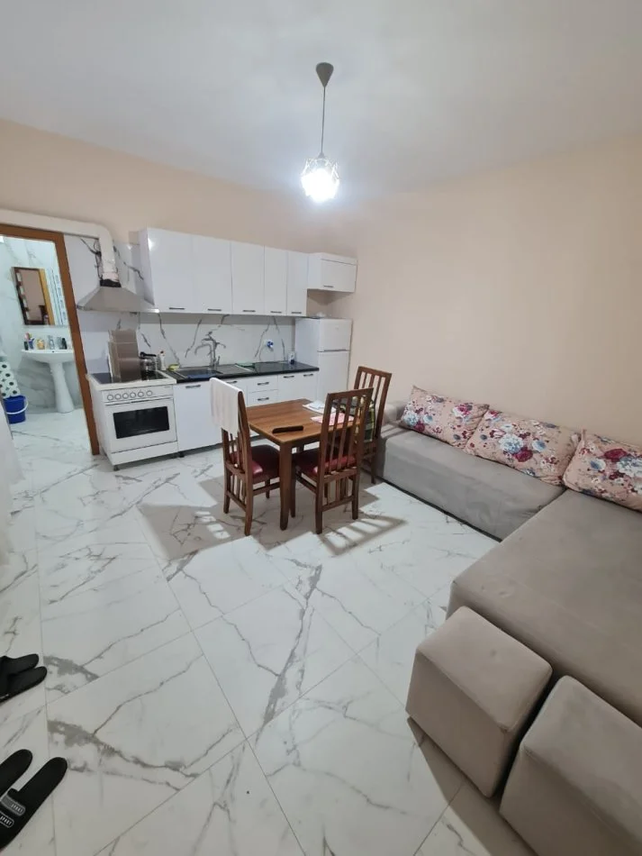 Tirane, jepet me qera apartament 1+1 , 60 m² 400 € (Kinostudio)