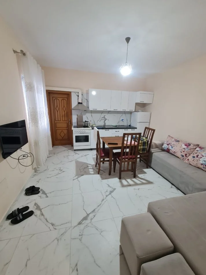 Tirane, jepet me qera apartament 1+1 , 60 m² 400 € (Kinostudio)