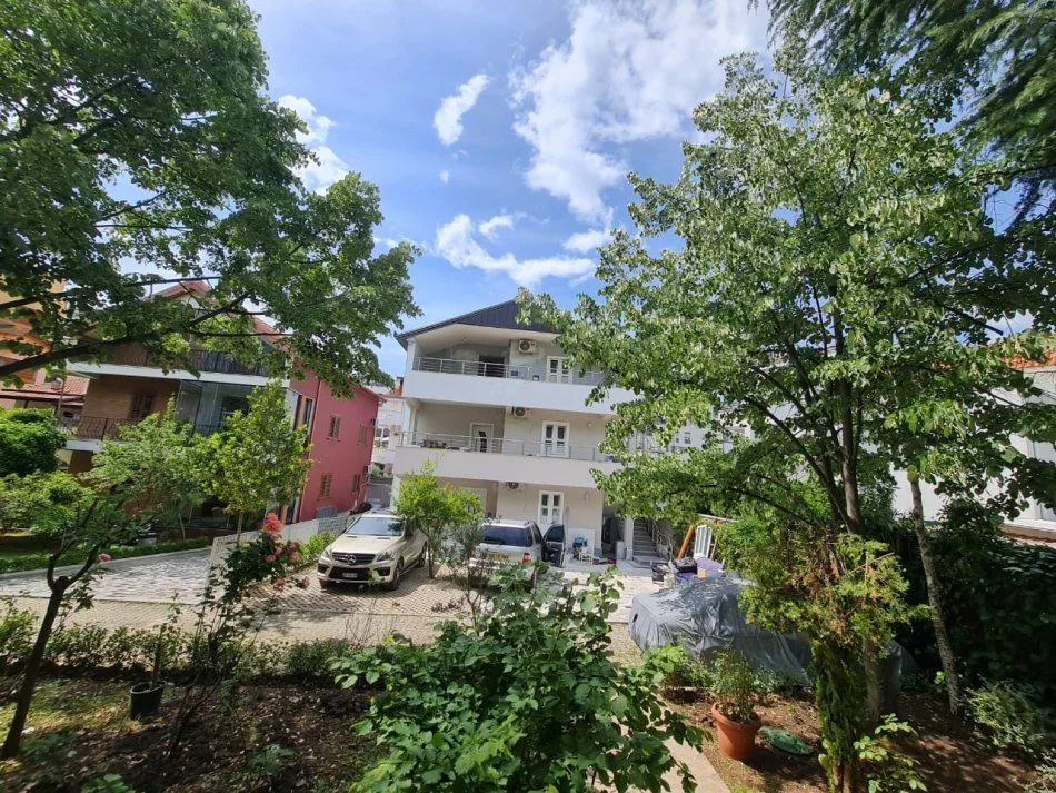 Tirane, jepet me qera apartament 1+1 Kati 2, 400 € (Kinostudio)