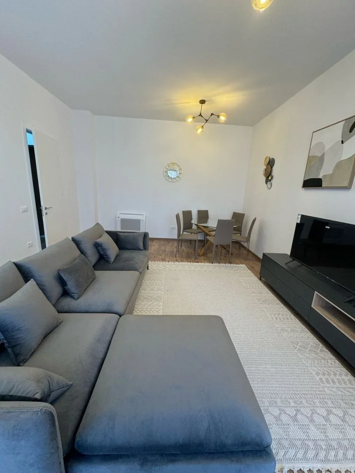 Tirane, jepet me qera apartament 1+1+Ballkon Kati 2, 75 m² 700 € (Rruga e Kavajes)