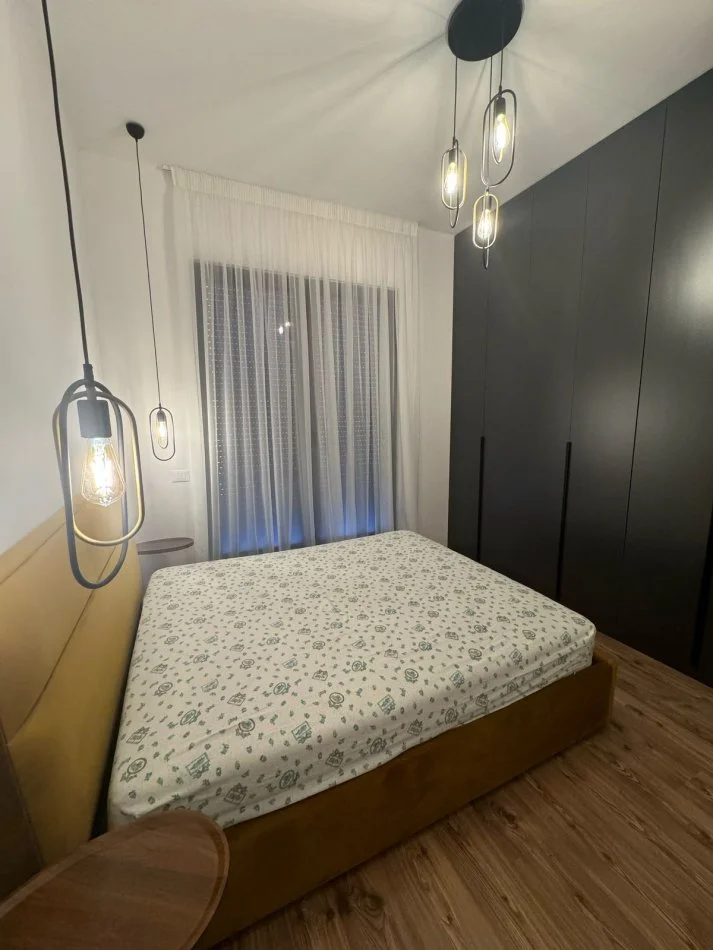 Tirane, jepet me qera apartament 1+1+Ballkon Kati 2, 75 m² 700 € (Rruga e Kavajes)