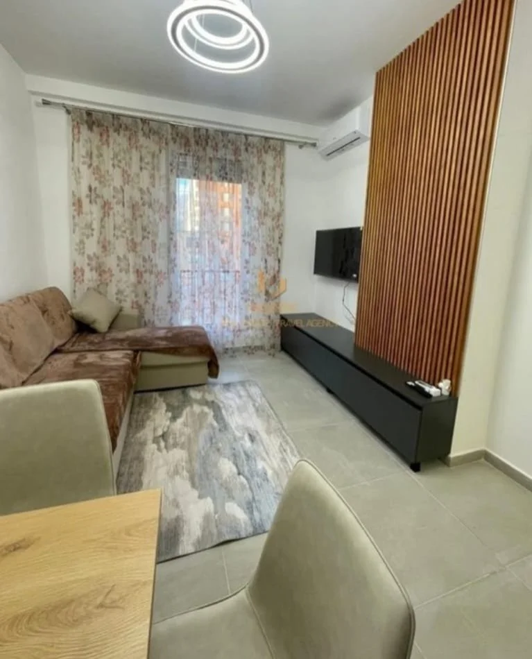 Tirane, jepet me qera apartament duplex 1+1 Kati 3, 60 m² 550 € (Shkolla e kuqe)
