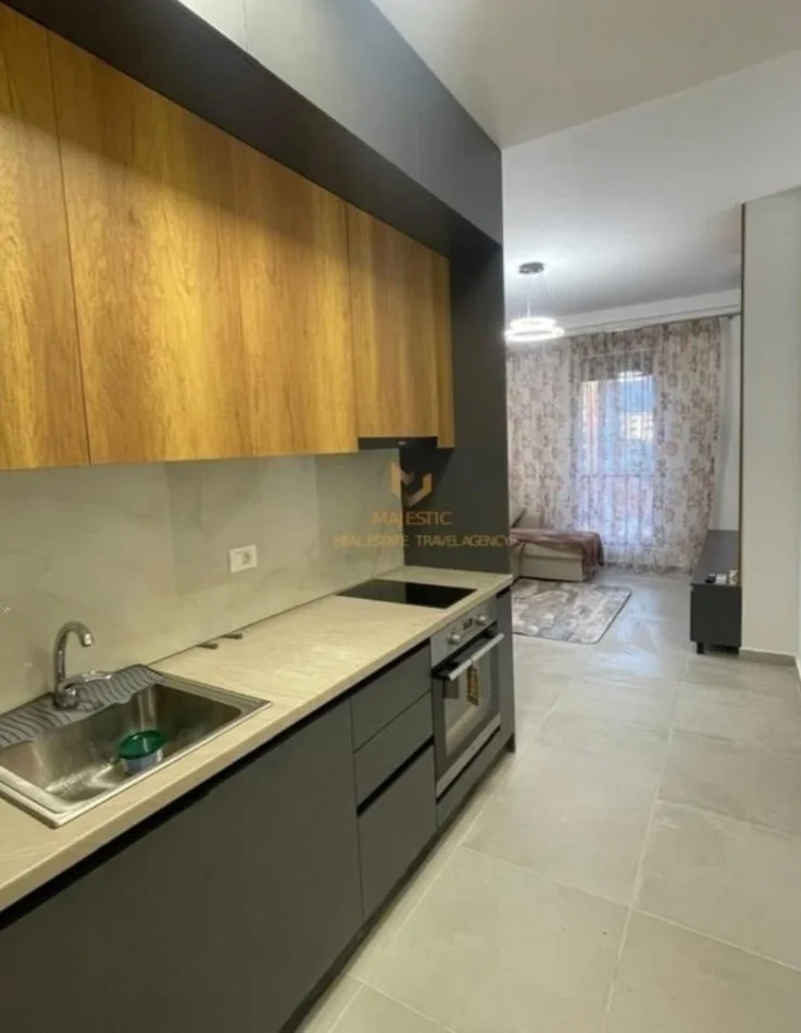 Tirane, jepet me qera apartament duplex 1+1 Kati 3, 60 m² 550 € (Shkolla e kuqe)
