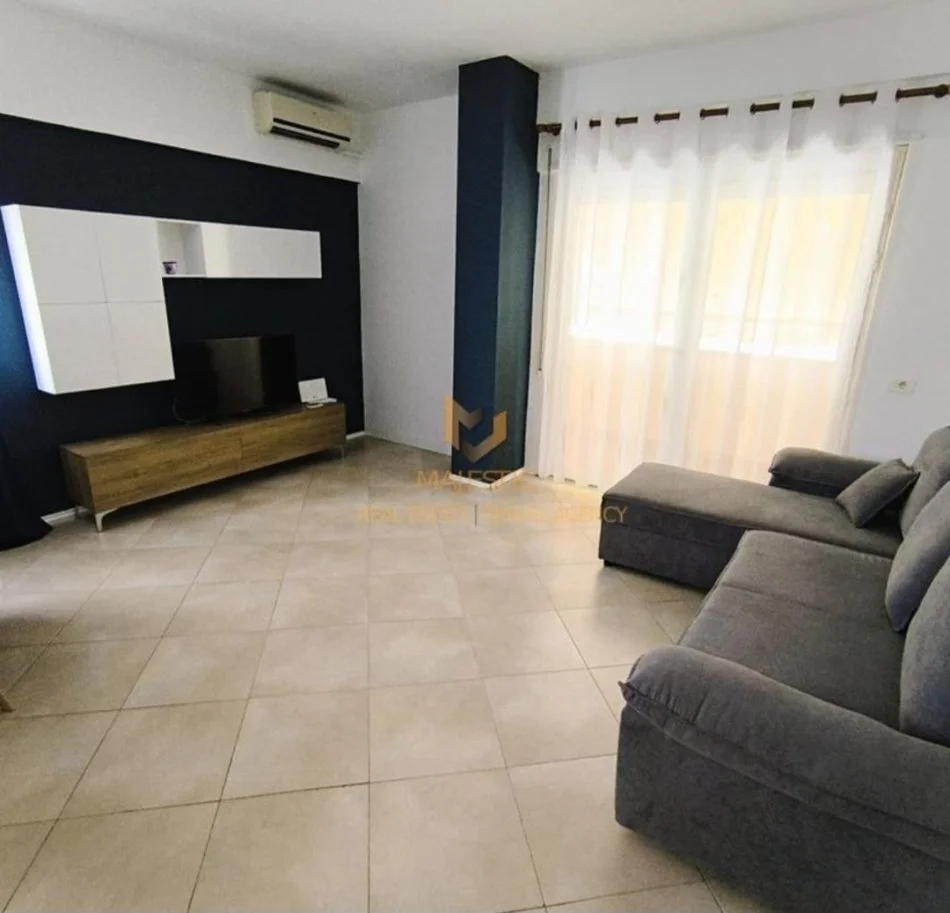 jepet me qera 1+1 Kati 5, 78 m² 600 € (Komuna parisit)