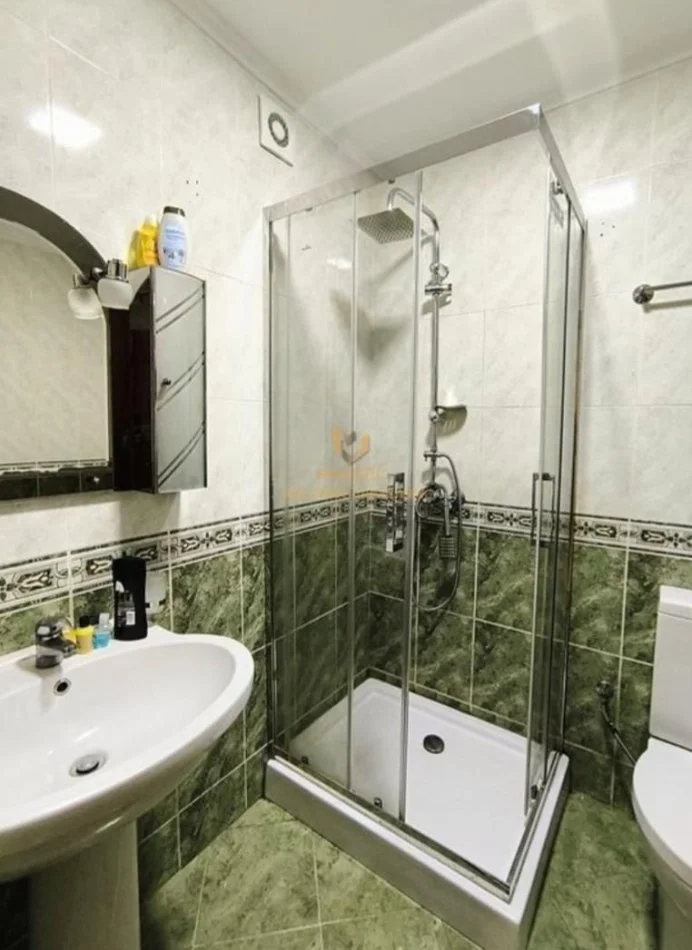 jepet me qera 1+1 Kati 5, 78 m² 600 € (Komuna parisit)