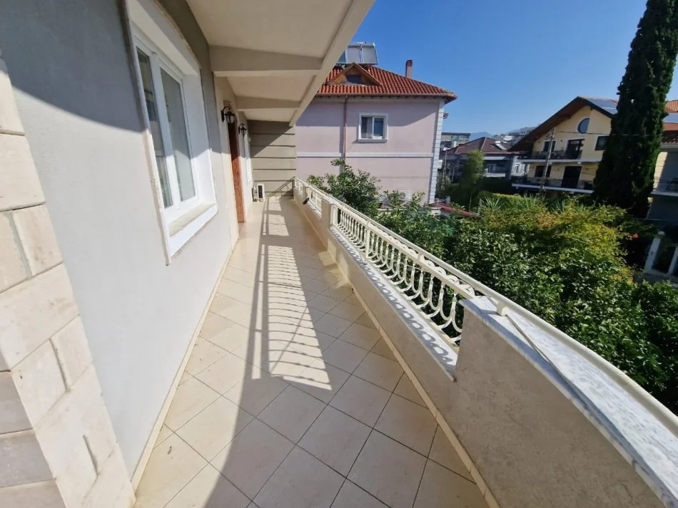 Tirane, jepet me qera Vile Kati 0, 360 m² 2.000 € (Selite)