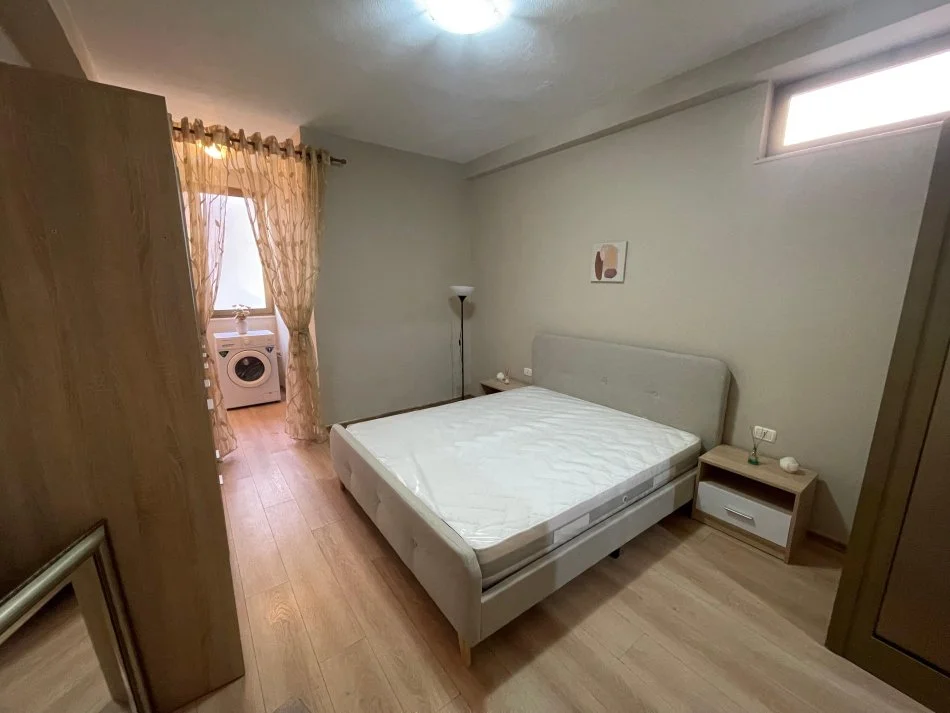 Tirane, jepet me qera apartament 1+1 Kati 2, 54 m² 480 € (Vasil shanto)