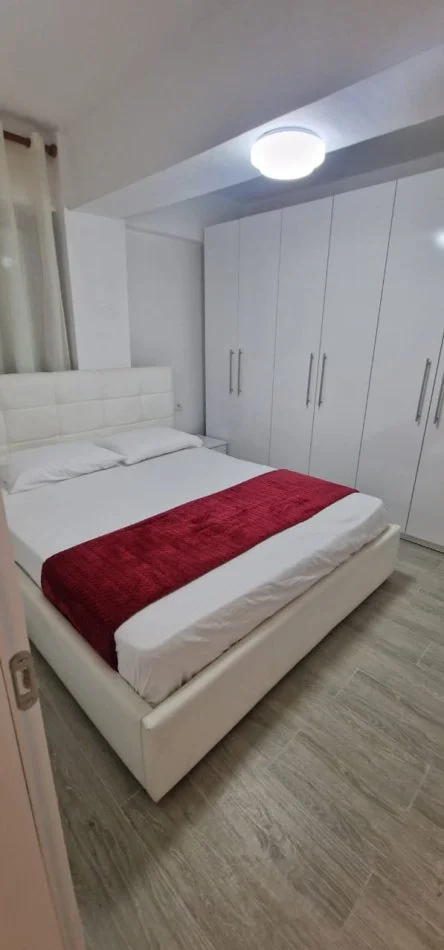 Tirane, jepet me qera apartament 2+1 Kati 1, 600 € (Rruga e durresit)
