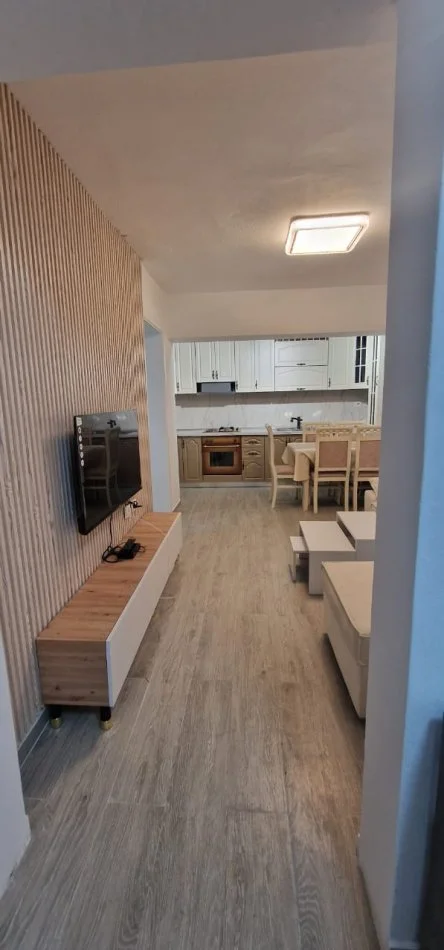 Tirane, jepet me qera apartament 2+1 Kati 1, 600 € (Rruga e durresit)