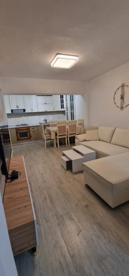 Tirane, jepet me qera apartament 2+1 Kati 1, 600 € (Rruga e durresit)