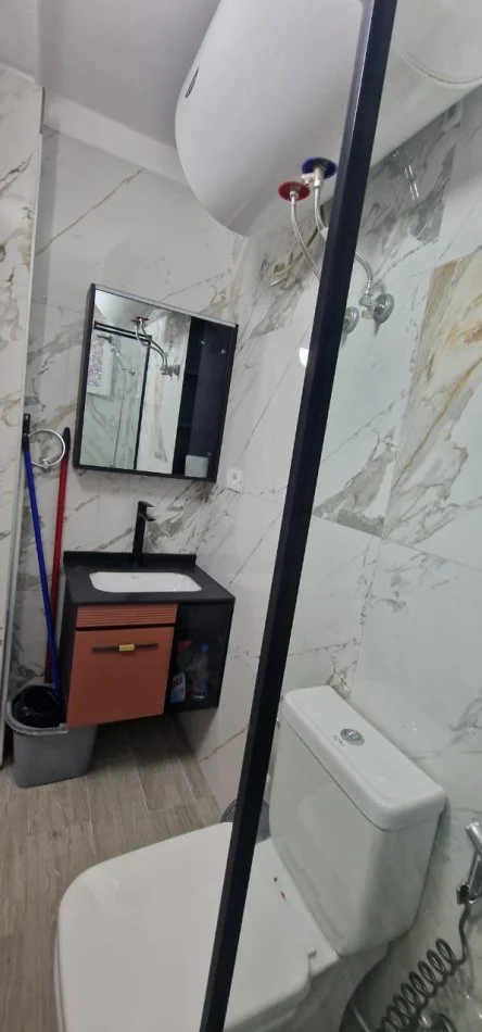 Tirane, jepet me qera apartament 2+1 Kati 1, 600 € (Rruga e durresit)