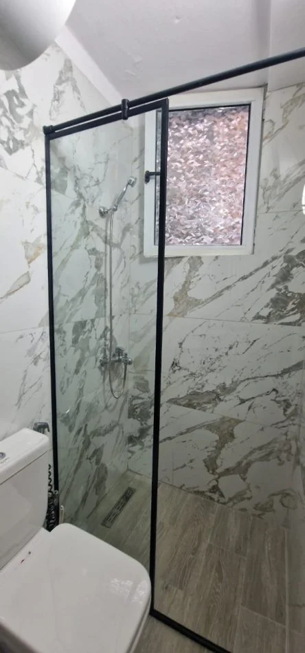 Tirane, jepet me qera apartament 2+1 Kati 1, 600 € (Rruga e durresit)