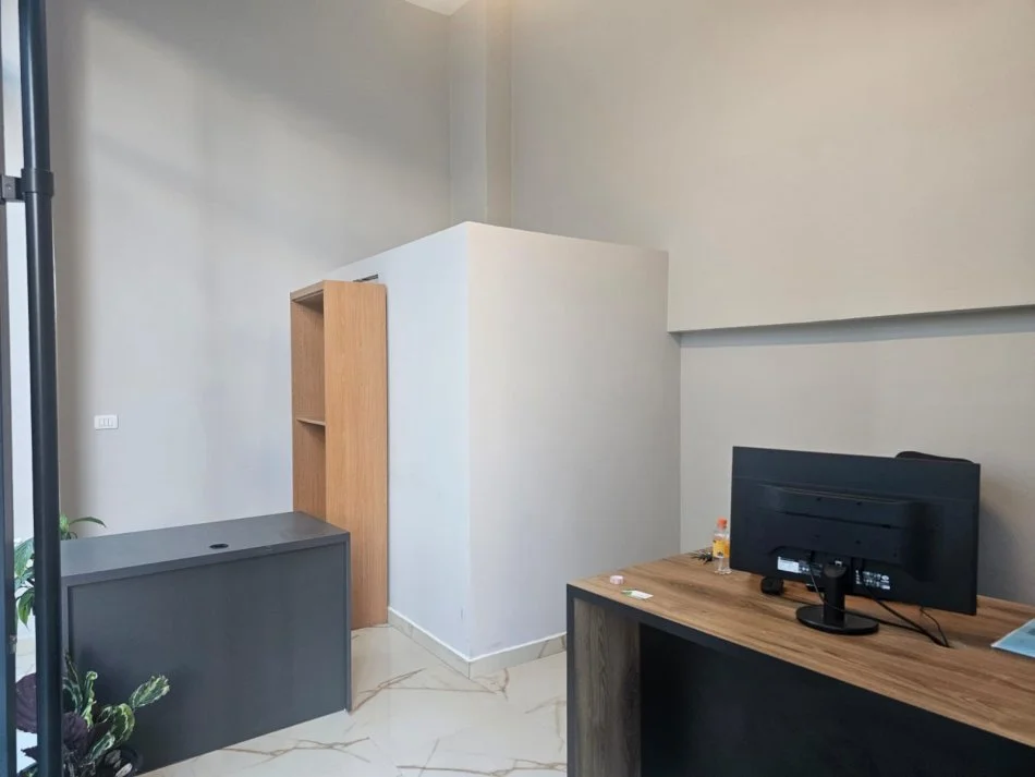 Tirane, jepet me qera ambjent biznesi Kati 0, 25 m² 280 € (Bulevardi Migjeni 70m nga Rotondo Astir)