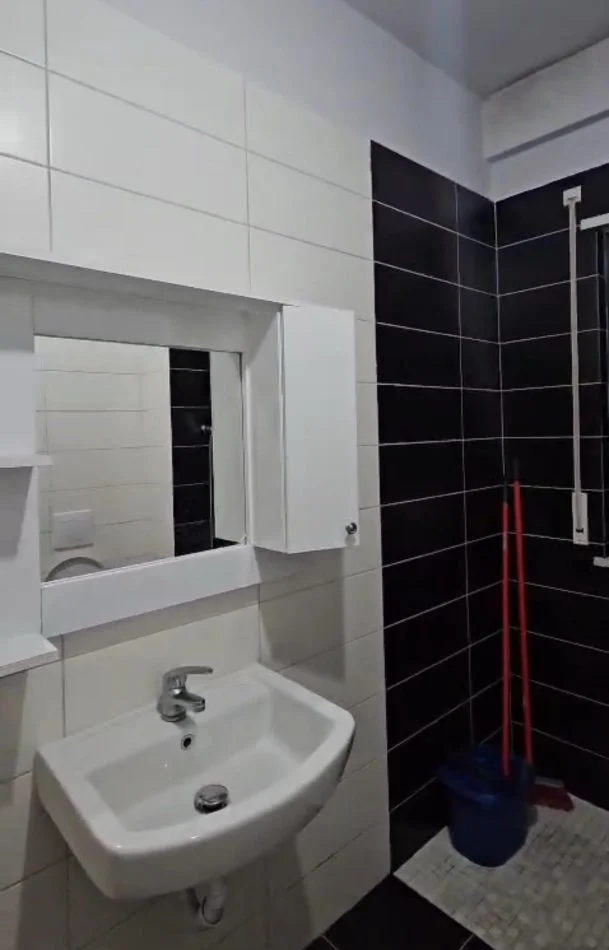 Tirane, jepet me qera apartament 1+1+Ballkon Kati 3, 75 m² 450 € (Nexho Konomi Astir)