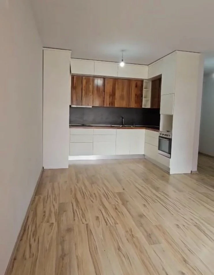 Tirane, jepet me qera apartament 1+1+Ballkon Kati 3, 75 m² 450 € (Nexho Konomi Astir)