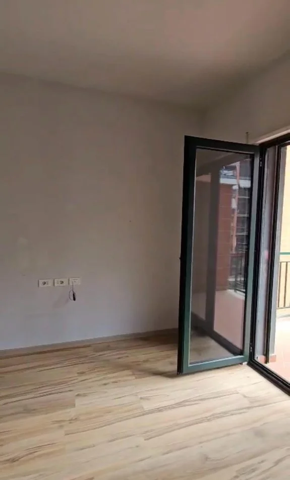 Tirane, jepet me qera apartament 1+1+Ballkon Kati 3, 75 m² 450 € (Nexho Konomi Astir)