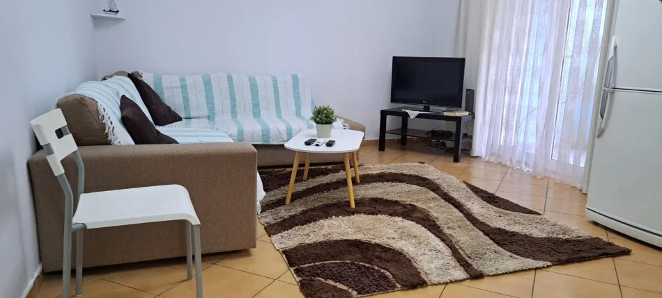 Tirane, jepet me qera apartament 1+1 , 450 € (tregu elektrik)