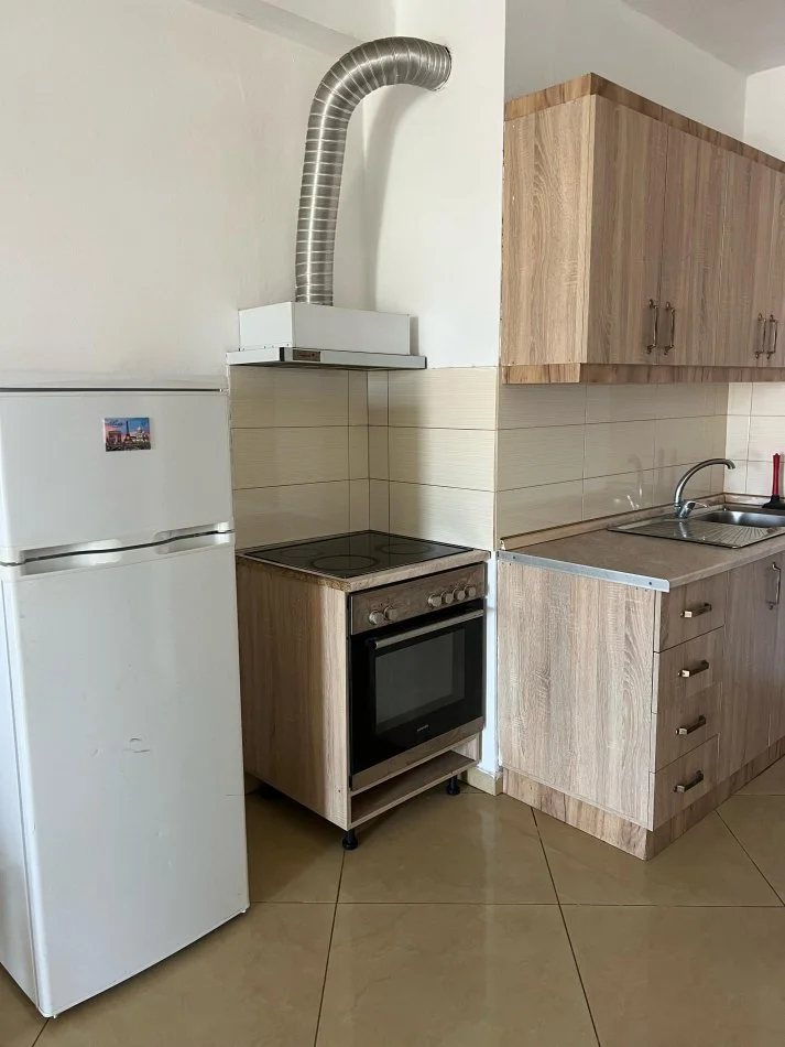 Tirane, jepet me qera apartament 1+1+Ballkon Kati 5, 75 m² 430 € (Teodor keko)