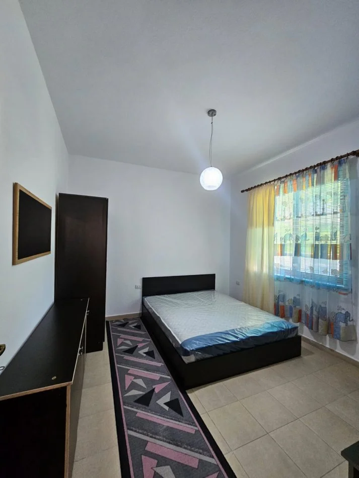 Tirane, shitet shtepi dy katëshe  3+1+Ballkon , 245 m² 185.000 € (Kombinat pranë Shkolles Shyqyri peza vetem 5 min larg stacionit të Kombinatit)