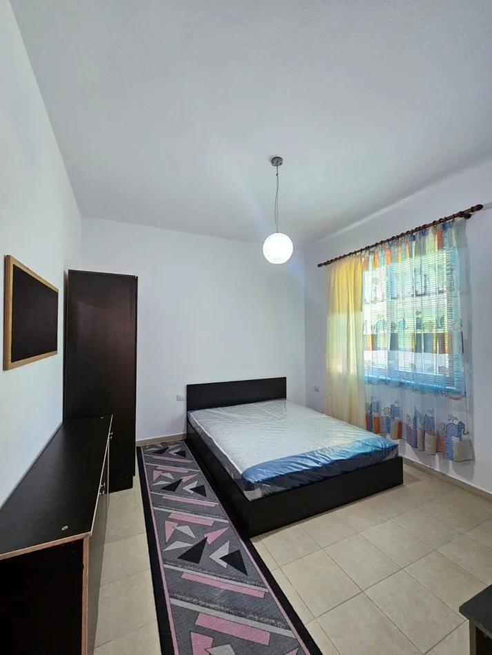 Tirane, shitet shtepi dy katëshe  3+1+Ballkon , 245 m² 185.000 € (Kombinat pranë Shkolles Shyqyri peza vetem 5 min larg stacionit të Kombinatit)