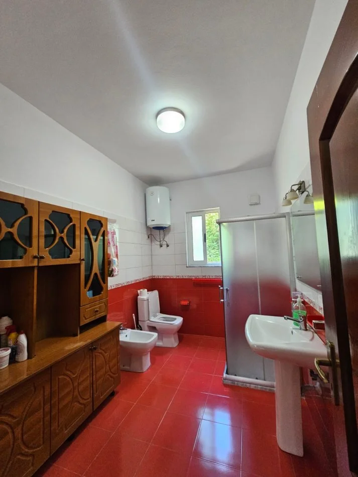 Tirane, shitet shtepi dy katëshe  3+1+Ballkon , 245 m² 185.000 € (Kombinat pranë Shkolles Shyqyri peza vetem 5 min larg stacionit të Kombinatit)