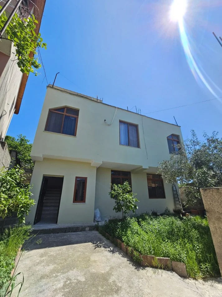 Tirane, shitet shtepi dy katëshe  3+1+Ballkon , 245 m² 185.000 € (Kombinat pranë Shkolles Shyqyri peza vetem 5 min larg stacionit të Kombinatit)