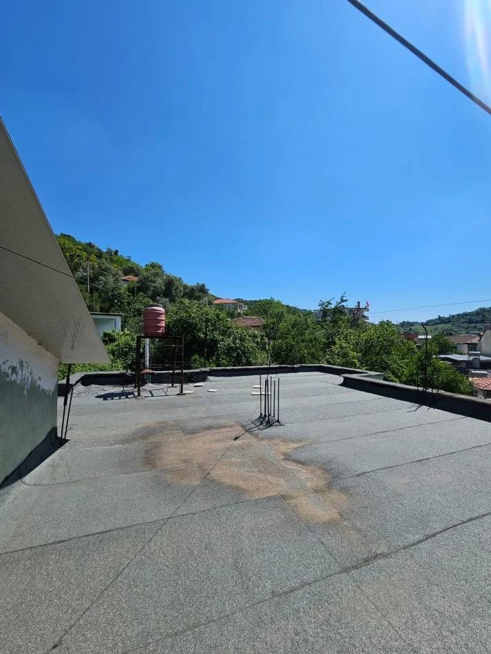 Tirane, shitet shtepi dy katëshe  3+1+Ballkon , 245 m² 185.000 € (Kombinat pranë Shkolles Shyqyri peza vetem 5 min larg stacionit të Kombinatit)