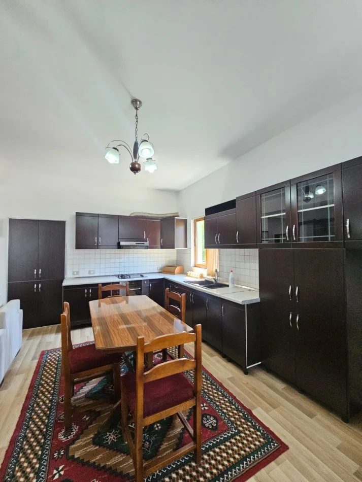 Tirane, shitet shtepi dy katëshe  3+1+Ballkon , 245 m² 185.000 € (Kombinat pranë Shkolles Shyqyri peza vetem 5 min larg stacionit të Kombinatit)