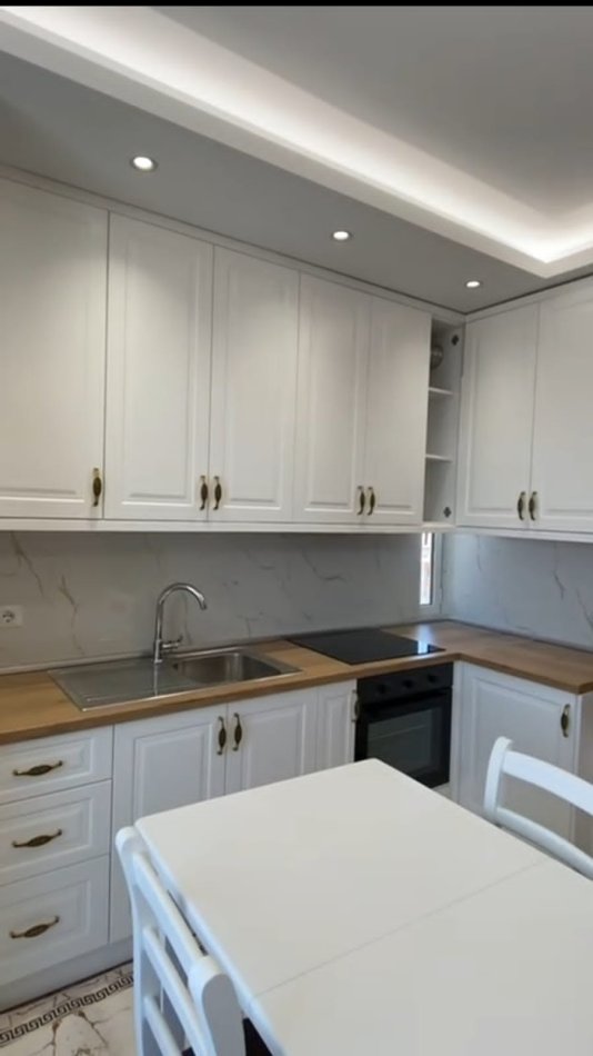 Tirane, jepet me qera apartament 2+1 Kati 3, 550 € (Sauk)