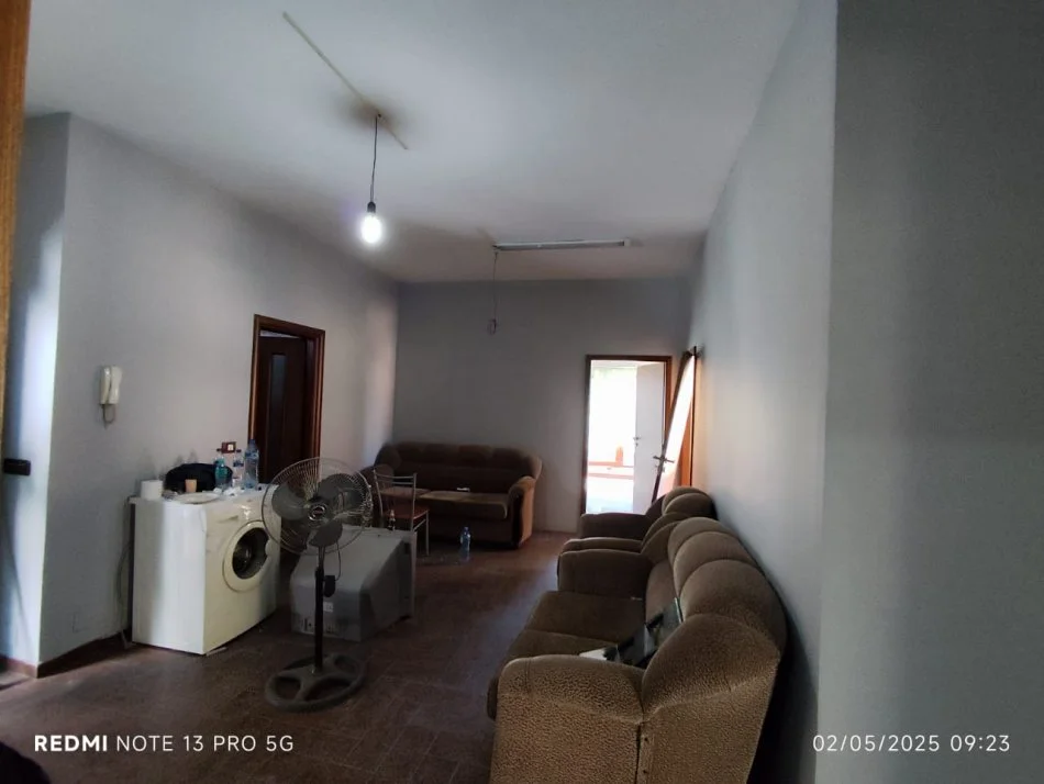 Tirane, jepet me qera apartament 3+1 Kati 3, 130 m² 500 € (Rruga kavajes)