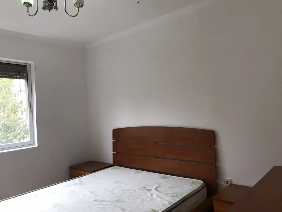 Tirane, jepet me qera apartament 1+1+Ballkon Kati 3, 55 m² 300 € (Rruga Gaqo Tashko)