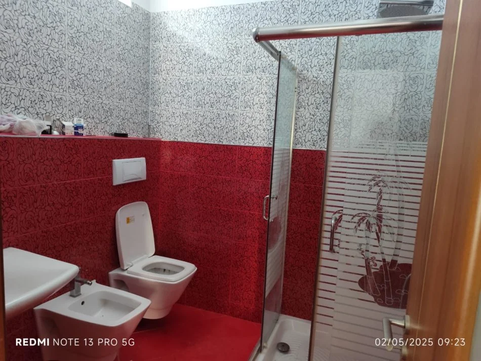 Tirane, jepet me qera apartament 3+1 Kati 3, 130 m² 500 € (Rruga kavajes)