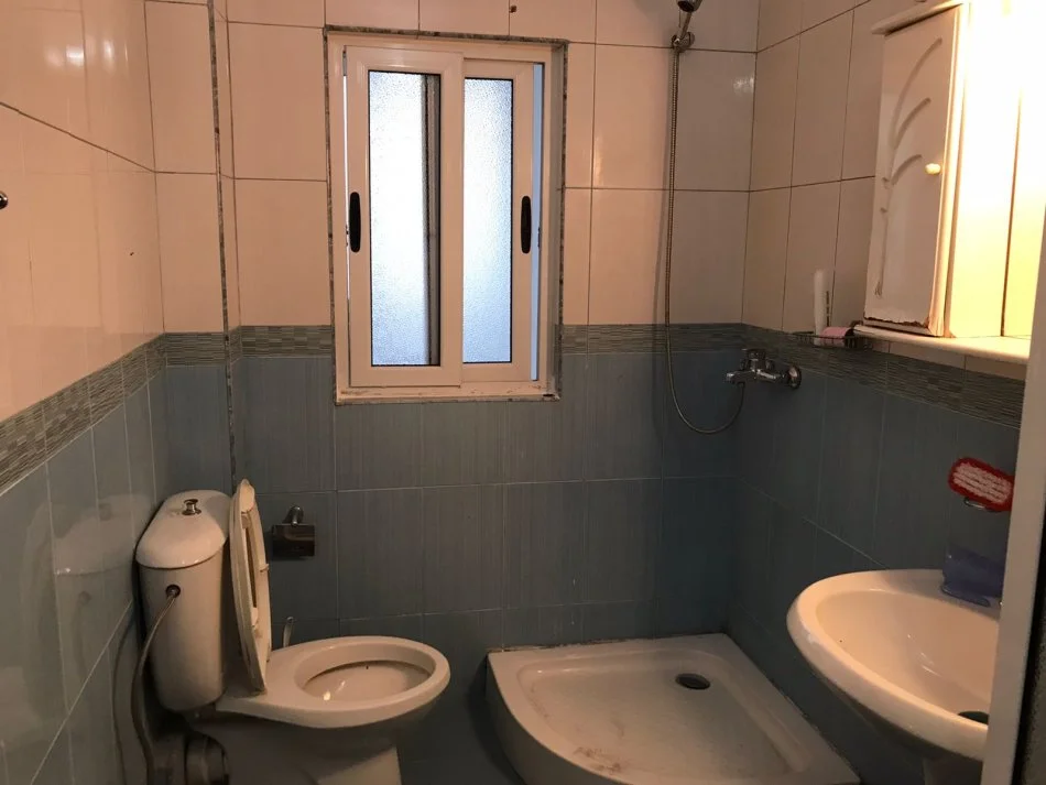Tirane, jepet me qera apartament 1+1+Ballkon Kati 3, 55 m² 300 € (Rruga Gaqo Tashko)