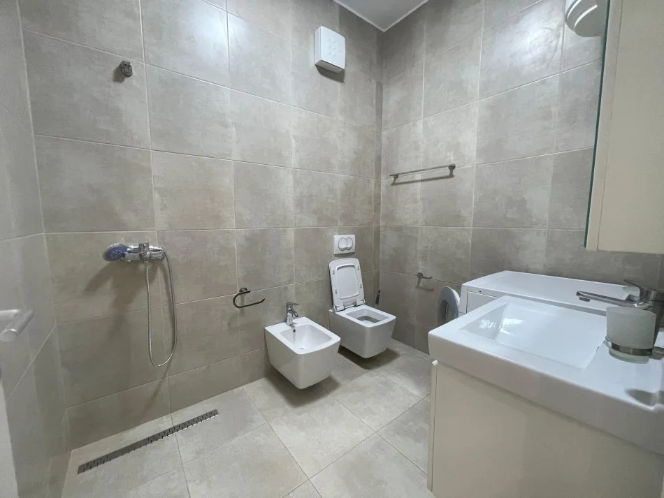 Tirane, jepet me qera apartament 2+1+Aneks+Ballkon Kati 3, 102 m² 800 € (5 Maji)