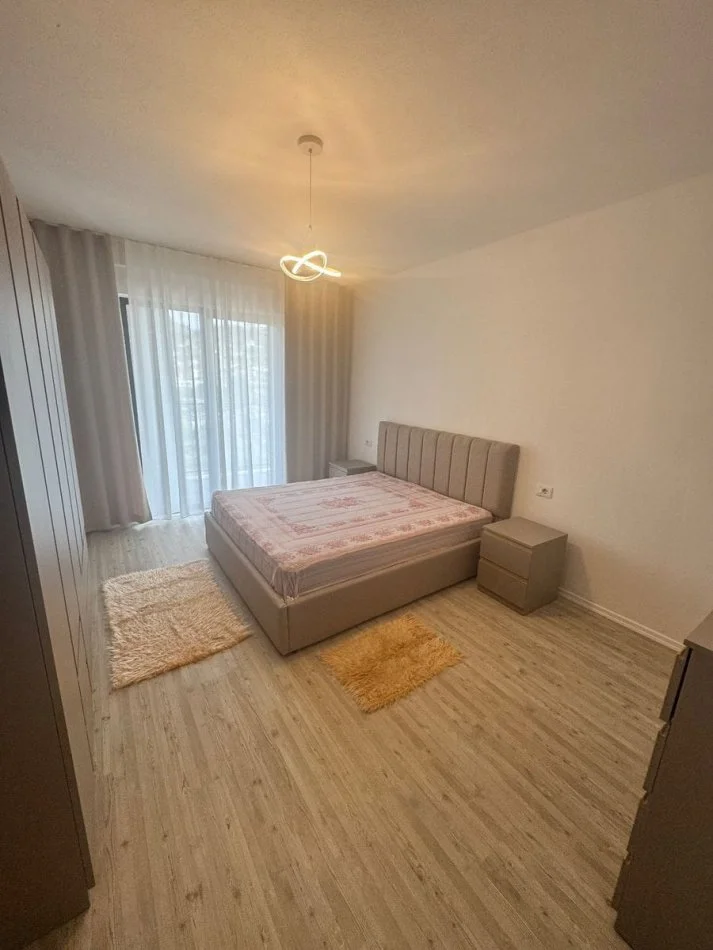 Tirane, jepet me qera apartament 1+1 Kati 5, 94 m² (Kombinat)