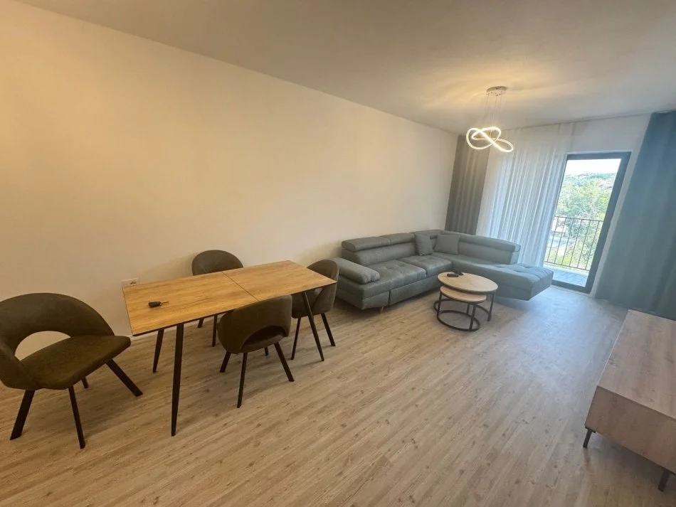 Tirane, jepet me qera apartament 1+1 Kati 5, 94 m² (Kombinat)