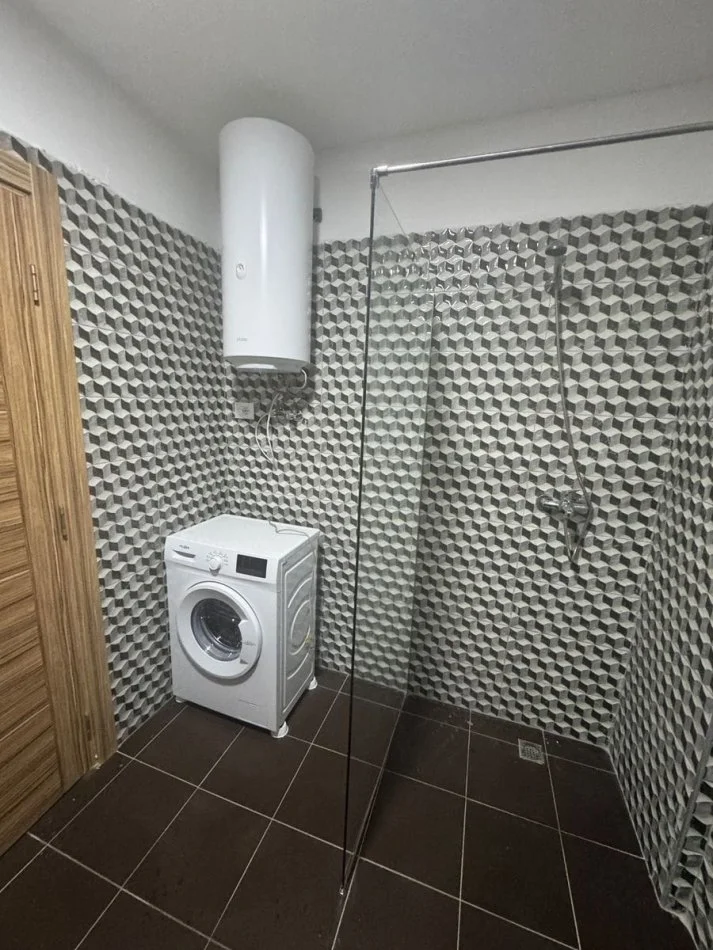 Tirane, jepet me qera apartament 1+1 Kati 5, 94 m² (Kombinat)