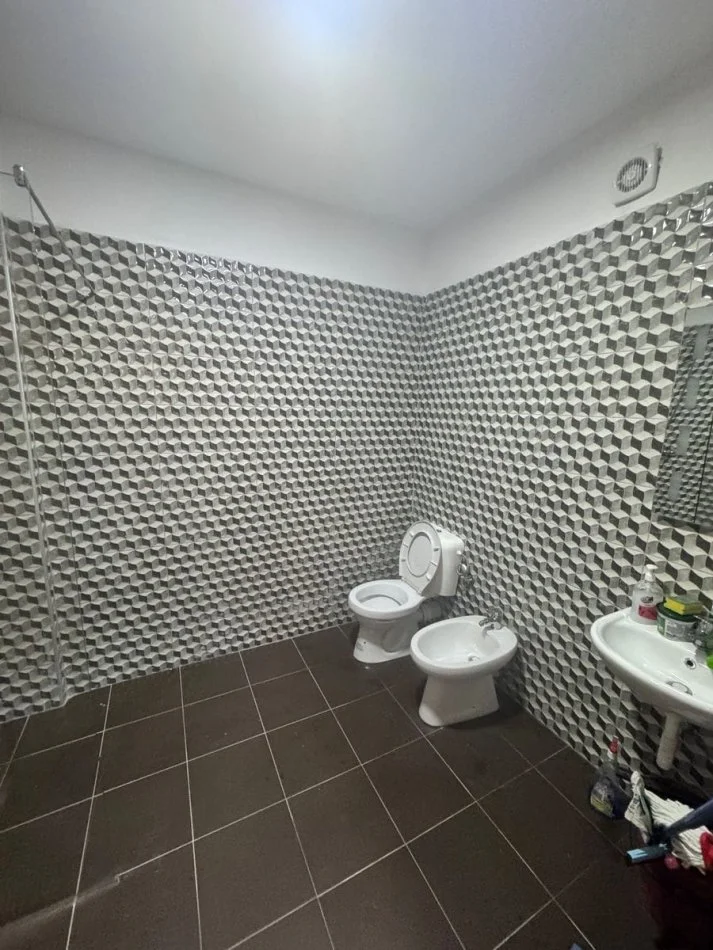 Tirane, jepet me qera apartament 1+1 Kati 5, 94 m² (Kombinat)